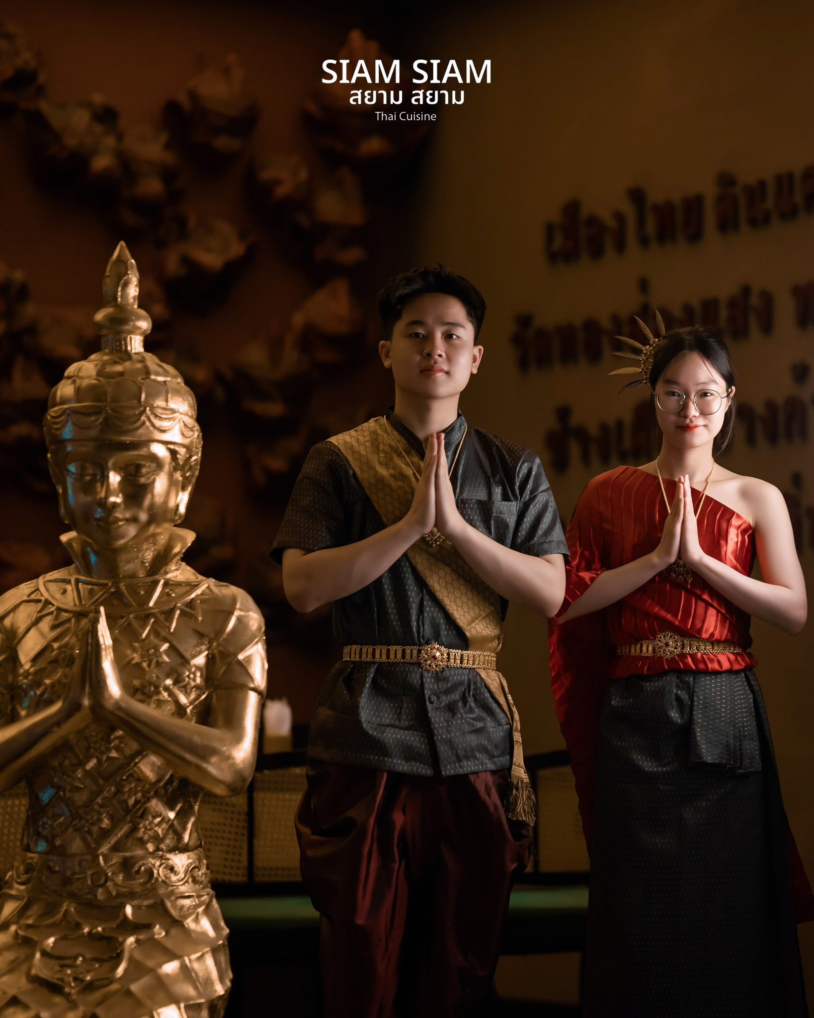 Đội ngũ nhân viên trong trang phục truyền thống Thái Lan chào đón khách